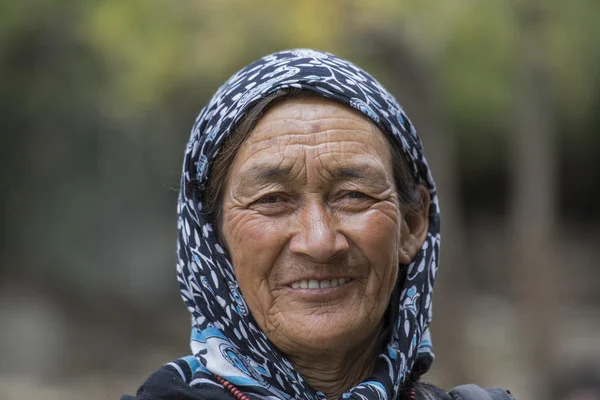 Old unidentified local woman in Leh. India — Stock Photo, Image