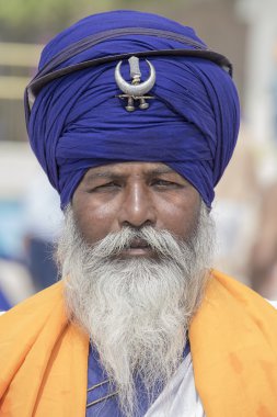Amritsar, Pencap, Hindistan altın tapınağı ziyaret Sih adam.