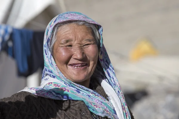 Stara kobieta lokalnych w Ladakhu. Indie — Zdjęcie stockowe