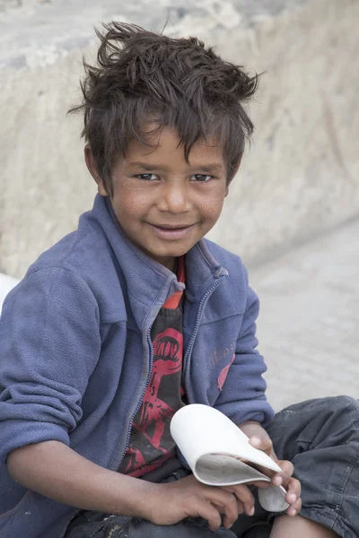 Beggar boy in Leh, India — Stock Photo, Image