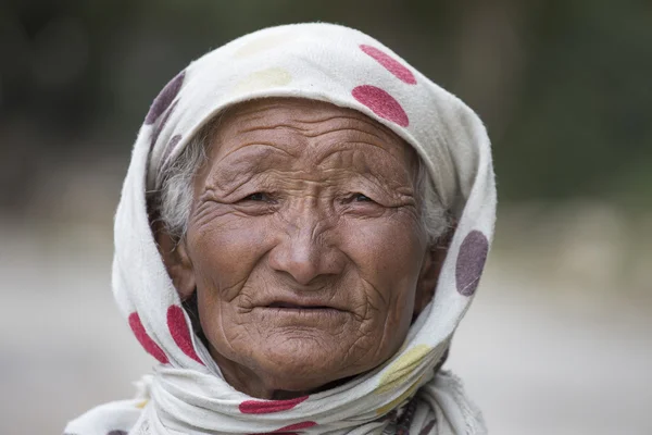 Vecchia donna locale non identificata a Leh. India — Foto Stock