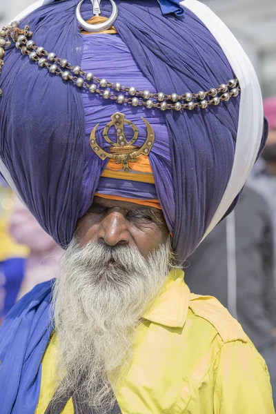 Amritsar, Pencap, Hindistan altın tapınağı ziyaret Sih adam. — Stok fotoğraf