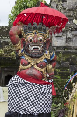 Geleneksel Balinese Tanrı heykelinin portre. Bali Tapınağı. Endonezya