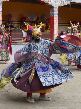 Tibetli Budist lamas törensel bir dans Lamayuru, Ladakh, Hindistan manastırda gerçekleştirmek.