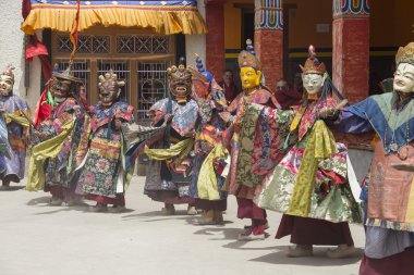 Tibetli Budist lamas törensel bir dans Lamayuru, Ladakh, Hindistan manastırda gerçekleştirmek.