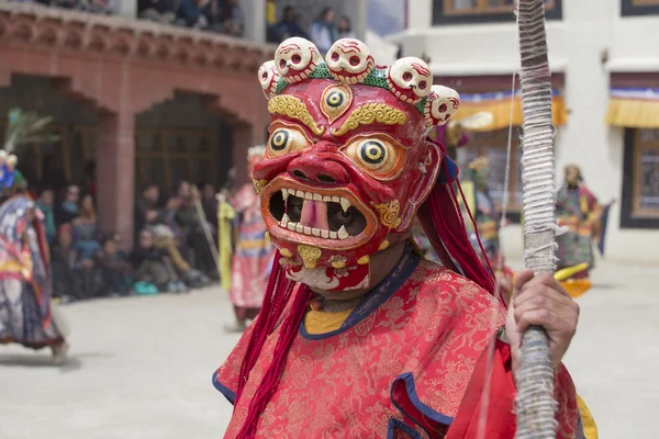 Θιβέτ βουδιστής Λάμα εκτελέσει ένα τελετουργικό χορό στο μοναστήρι του Lamayuru, Ladakh, Ινδία — Φωτογραφία Αρχείου