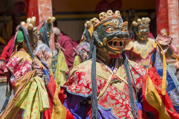 Los lamas budistas tibetanos realizan una danza ritual en el monasterio de Lamayuru, Ladakh, India —  Fotos de Stock