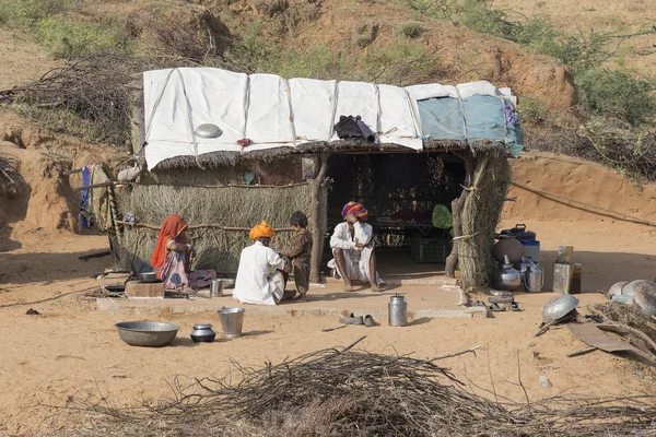 Pobre familia india que se encuentra cerca de las cabañas en el desierto. Pushkar, India —  Fotos de Stock