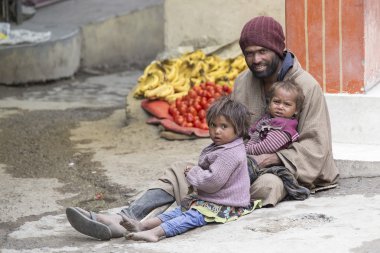 Hindistan'da sokakta dilenciler zavallı ailesi