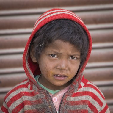 Portre zavallı genç çocuk içinde Hindistan