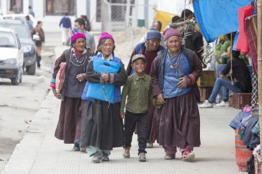 Tibetli Budist yaşlı kadın ve çocuğu Leh sokakta. Ladakh, Kuzey Hindistan