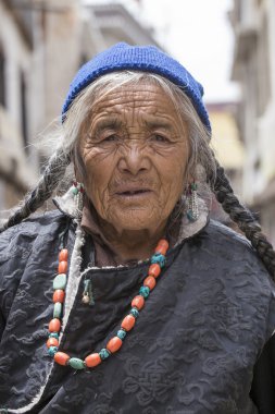 Tibetli Budist yaşlı kadın Leh sokakta. Ladakh, Kuzey Hindistan