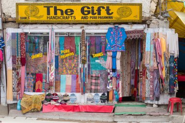Tibet shop giysiler ve Leh, Ladakh, Hindistan Hatıra önden görünümü