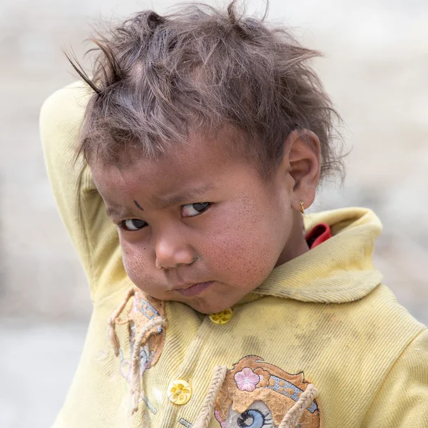 Portrait poor young boy in India — Stock Photo, Image