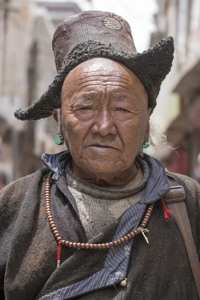 Tibetan Buddhist old man on the streets in Leh. Ladakh, North India — Stock Photo, Image