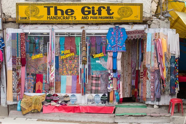 Front view of Tibetan shop clothes and souvenirs in Leh, Ladakh, India — Stock Photo, Image