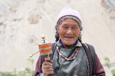 Tibetli Budist yaşlı kadın Lamayuru, Ladakh, Hindistan manastırdaki