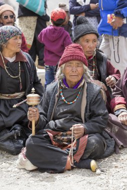Tibetli Budist yaşlı kadınlarda Lamayuru, Ladakh, Hindistan manastır