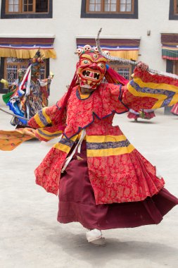 Tibetli Budist lamas törensel bir dans Lamayuru, Ladakh, Hindistan manastırda gerçekleştirmek.