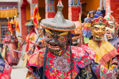 Tibetli Budist lamas törensel bir dans Lamayuru, Ladakh, Hindistan manastırda gerçekleştirmek.
