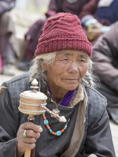 Buddyzmu tybetańskiego Stara kobieta w klasztor Lamayuru, Ladakh, Kaszmir — Zdjęcie stockowe