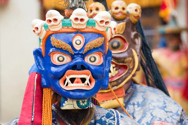 Los lamas budistas tibetanos realizan una danza ritual en el monasterio de Lamayuru, Ladakh, India — Foto de Stock