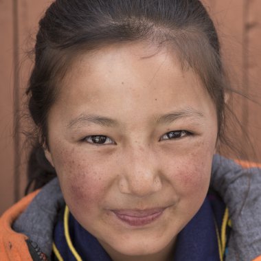 Portre Tibetli Budist genç kız Hemis Manastırı, Ladakh, Kuzey Hindistan