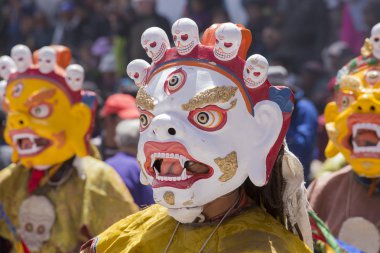 Tibetli Budist lamas mistik maskeli bir ritüel Tsam dans gerçekleştirin. Hemis Manastırı, Ladakh, Hindistan