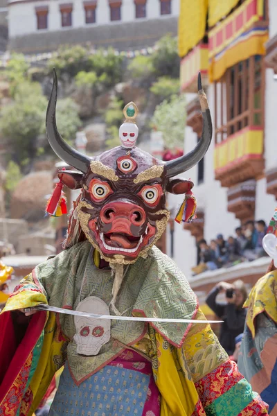 Tibetli Budist lamas mistik maskeli bir ritüel Tsam dans gerçekleştirin. Hemis Manastırı, Ladakh, Hindistan — Stok fotoğraf