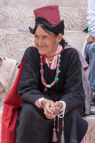 Hemis Manastırı Tibetli Budist yaşlı kadınlar. Ladakh, Kuzey Hindistan — Stok fotoğraf