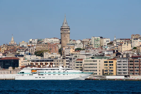 Galata Tower and water Golden Horn bay. Istanbul, Turkey — Stock Photo, Image