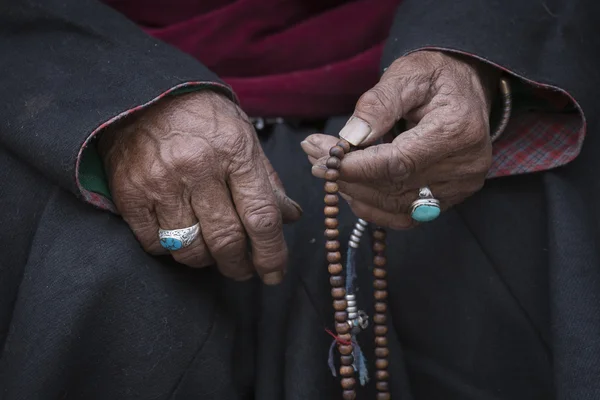 Old Tibetan woman holding buddhist rosary, Ladakh, India — Stock Photo, Image