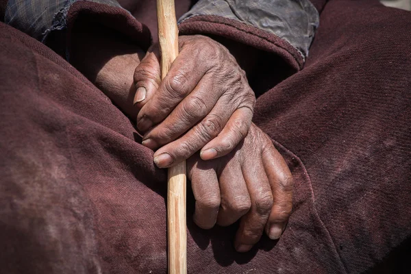 Old Tibetan man hand. Ladakh, India — Stok fotoğraf
