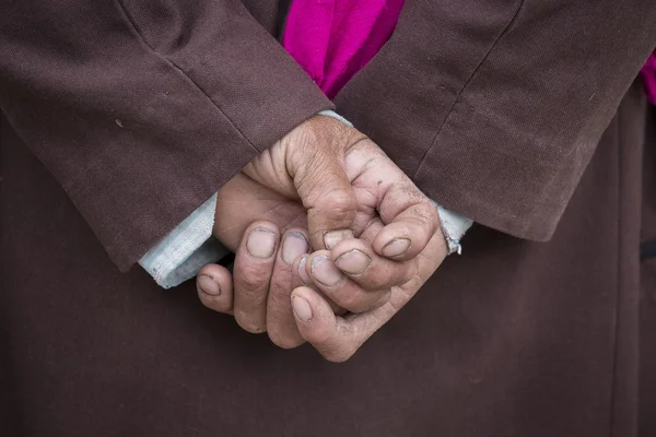 La mano del viejo tibetano. Ladakh, India — Foto de Stock