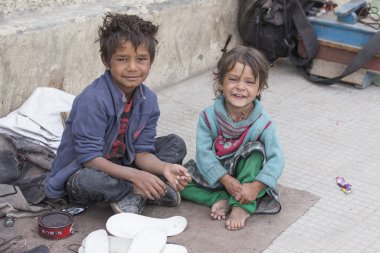 Zavallı çocuk sokakta Leh, Ladakh, Hindistan