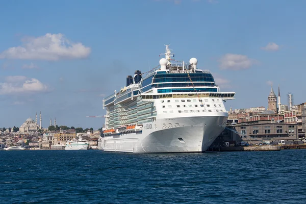 Cruise ship, Galatatornet och vatten Golden Horn bay. Istanbul, Turkiet — Stockfoto
