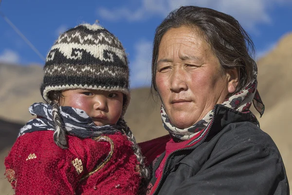 Local woman with a child on the street in Leh, Ladakh, India — Stock Photo, Image