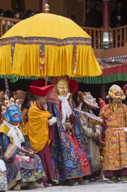 Tibetli Budist lamas mistik maskeli bir ritüel Tsam dans gerçekleştirin. Hemis Manastırı, Ladakh, Hindistan