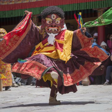 Tibetli Budist lamas mistik maskeli bir ritüel Tsam dans gerçekleştirin. Hemis Manastırı, Ladakh, Hindistan