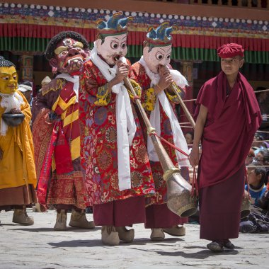 Tibetli Budist lamas mistik maskeli bir ritüel Tsam dans gerçekleştirin. Hemis Manastırı, Ladakh, Hindistan