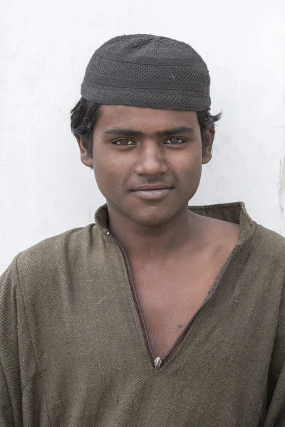 O pobre mendigo pede dinheiro a um transeunte em Srinagar, Caxemira. A pobreza é uma questão importante na Índia — Fotografia de Stock