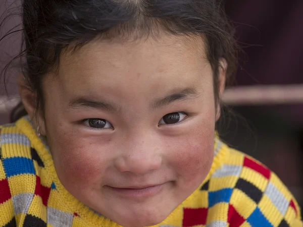 Portrait Tibetan Buddhist young girl in Hemis monastery, Ladakh, North India — Stock Photo, Image