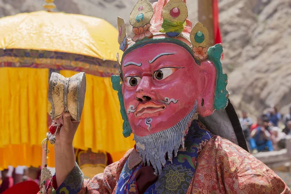 藏传佛教喇嘛在神秘面具一场法事斩舞蹈。印度拉达克，Hemis 修道院 — 图库照片
