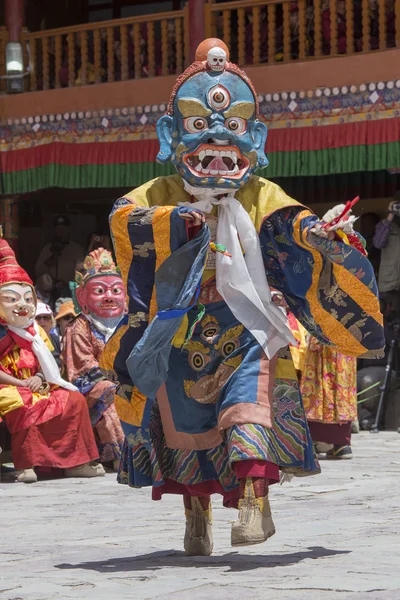 Los lamas budistas tibetanos en las máscaras místicas realizan un ritual de danza Tsam. Monasterio de Hemis, Ladakh, India —  Fotos de Stock