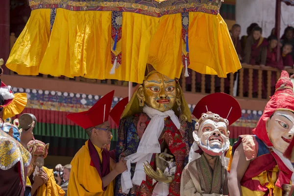 Tibetli Budist lamas mistik maskeli bir ritüel Tsam dans gerçekleştirin. Hemis Manastırı, Ladakh, Hindistan — Stok fotoğraf