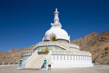 Shanti Stupa bir beyaz kubbeli Budist stupa Leh, Hindistan olduğunu