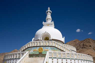 Shanti Stupa bir beyaz kubbeli Budist stupa Leh, Hindistan olduğunu