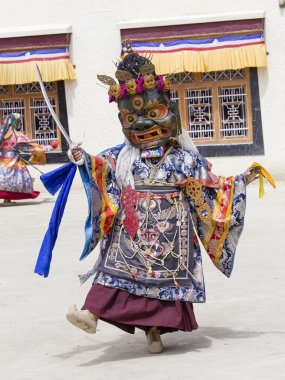 Tibetli Budist lamas törensel bir dans Lamayuru, Ladakh, Hindistan manastırda gerçekleştirmek.