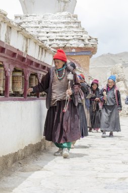 Tibetli Budist yaşlı kadınlarda Lamayuru, Ladakh, Hindistan manastır