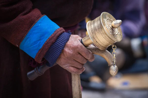 Vecchio tibetano con bastone da passeggio in legno e ruota di preghiera buddista, Ladakh, India — Foto Stock